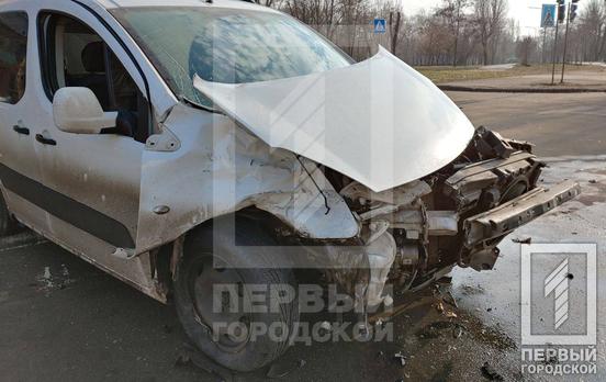 Лоб у лоб: на одному з перехресть Кривого Рогу зіткнулись дві автівки, постраждала пасажирка