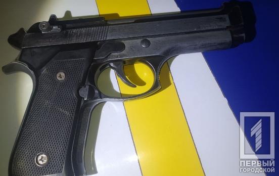 Поліцейські Кривого Рогу затримали городянина, який напідпитку розмахував пістолетом та цілився у автівки