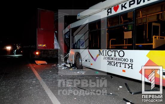 Водія вирізали з салону: вночі у центрі Кривого Рогу тролейбус в’їхав у вантажівку