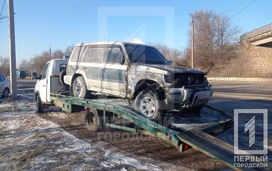 У Кривому Розі позашляховик загорівся прямо під час руху