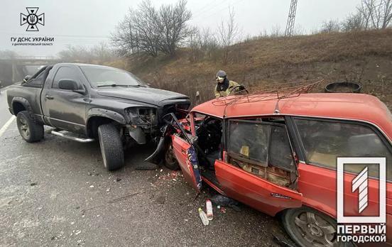 На трасі в Кривому Розі сталась смертельна аварія, рятувальники діставали з понівеченої автівки бездиханні тіла людей