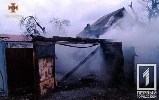 Рано вранці в Кривому Розі гасили пожежу, що виникла всередині двох гаражів на територіях приватних домоволодінь