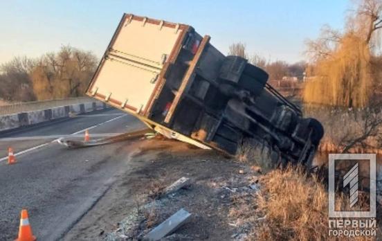 Під Кривим Рогом вантажівка злетіла з моста, водій загинув