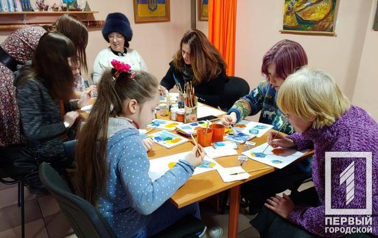В Кривому Розі проводять майстер-класи для городян та переселенців з Петриківського розпису