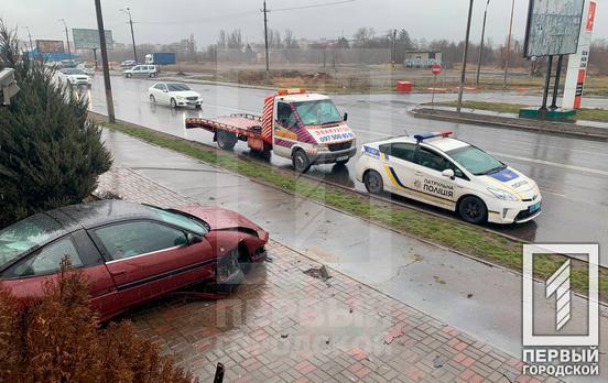 Не втримав кермо на мокрій дорозі: у центрі Кривого Рогу водій влетів у будівлю магазину