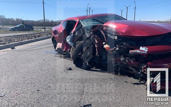 В Кривому Розі елітний спорткар влетів у стовп та зніс його, постраждав водій