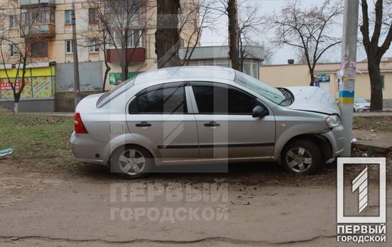 У Кривому Розі чоловік напідпитку влетів у стовп на легковику