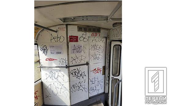Жителі Кривого Рогу скаржаться на «художників», які розмалювали вагони швидкісного трамваю