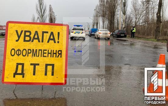 На об’їзній дорозі у Кривому Розі легковик влетів у дерево, водія госпіталізували