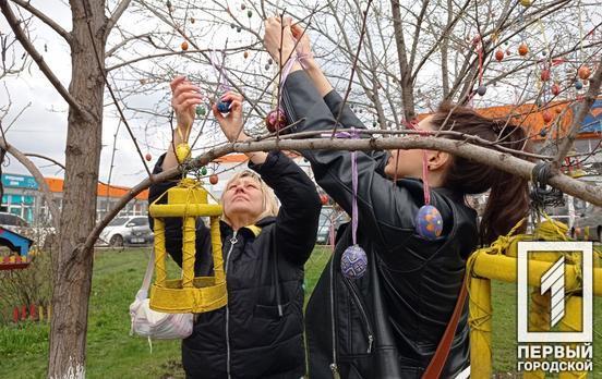 Пасхальное настроение в парке «Счастье»: писанками победы украсили деревья