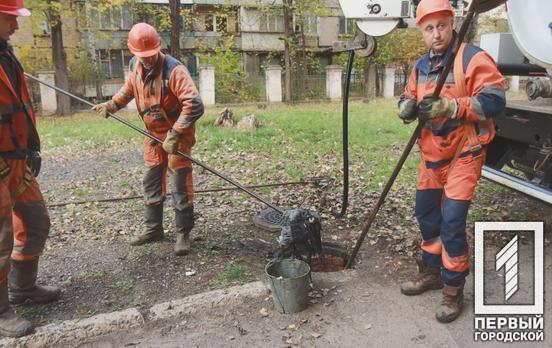 «Кривбасводоканал» просить містян не перетворювати каналізацію на смітник та не змивати туди залишки їжі та різні предмети