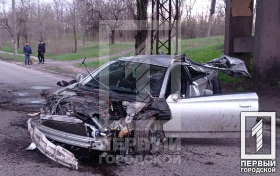 Вилетів на зустрічну та врізався в опори мосту: у Кривому Розі в аварії вщент розтрощило легковик