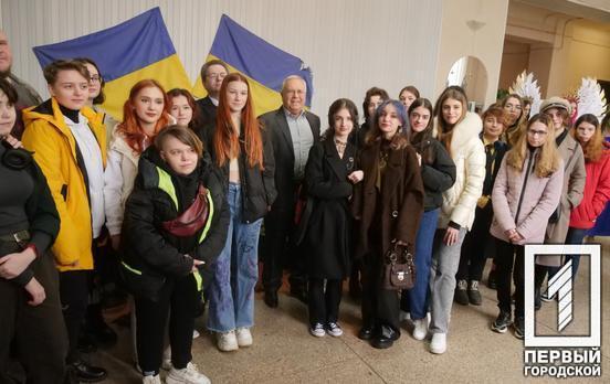 Мистецтво під час війни: У Кривому Розі відкрилась виставка «Дизайн перемоги» з розписаними воєнними артефактами