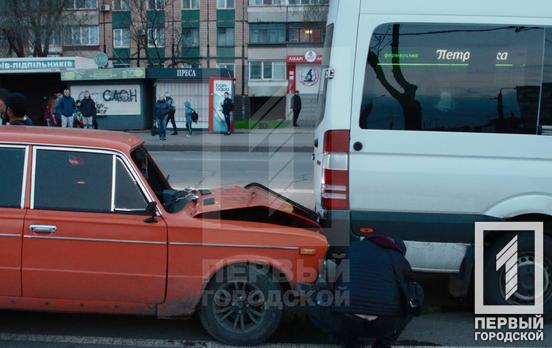 «Поцілувалися» біля світлофора: у Кривому Розі «ВАЗ» в'їхав у маршрутку