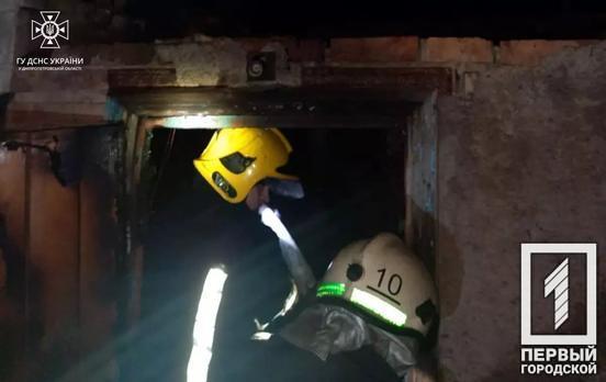 У Кривому Розі горів приватний будинок: під час пожежі вогнеборці врятували чоловіка