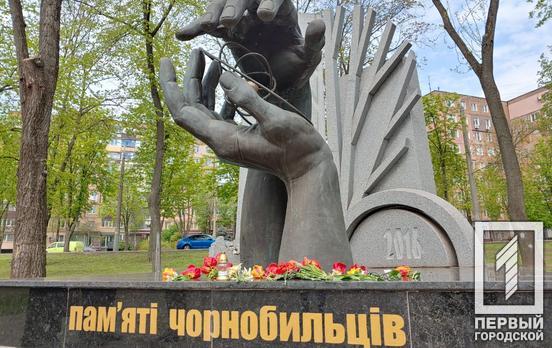 Поклали квіти та випустили в небо повітряні кульки: як у Кривому Розі вшанували чорнобильців у день пам’яті