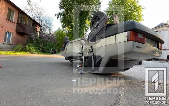 Догори дриґом: у Кривому Розі легковик від удару перекинувся на дах