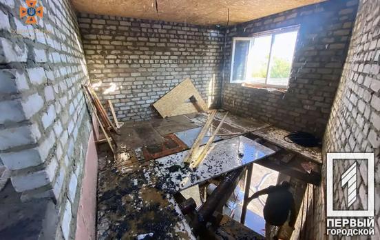 Вранці у Кривому Розі рятувальники гасили охоплений вогнем гараж