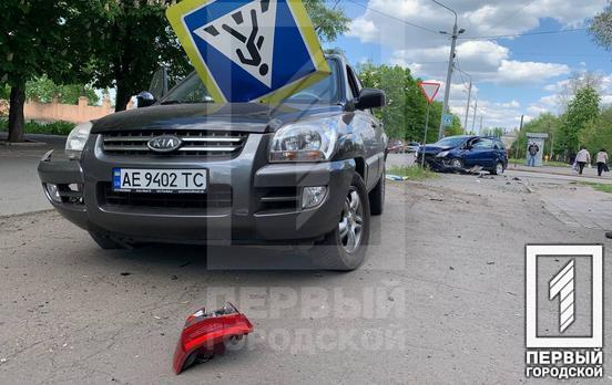 Зніс дорожній знак: на одному із перехресть Кривого Рогу зіткнулися два автомобіля