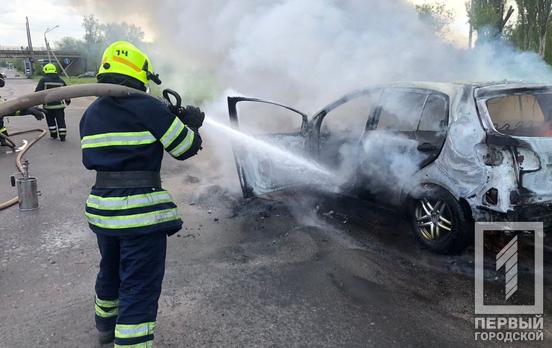 У Кривому Розі вщент згоріла автівка