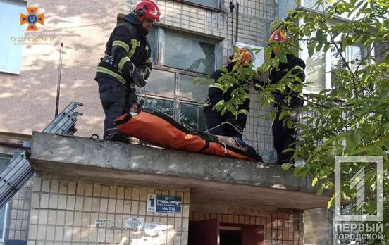 Випала з п’ятого поверху: у Криворізькому районі рятувальники транспортували травмовану жінку