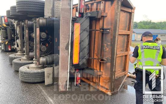 У Кривому Розі перекинулась на бік фура, травмувався водій