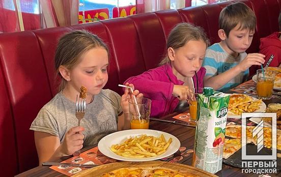 Світлі моменти серед темряви війни: у Кривому Розі до Міжнародного дня захисту дітей влаштували святкове частування для малечі