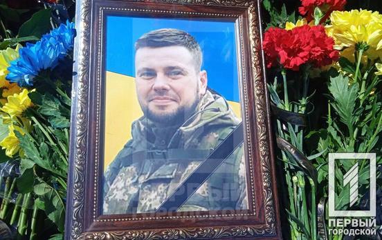 «Не ховався і пішов захищати свій народ»: Кривий Ріг провів в останню путь відважного захисника Ігоря Солдатського