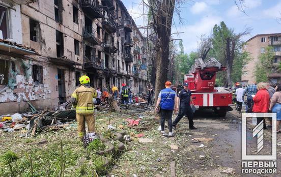 Госпіталізували 12 людей, троє з них у вкрай важкому стані: що відомо про постраждалих від ракетного удару в Кривому Розі