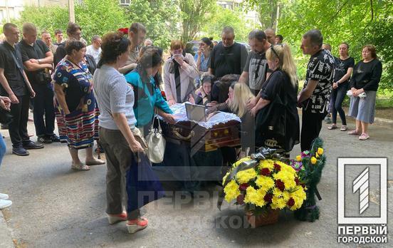 Плаче вся Україна: Кривий Ріг попрощався із жертвами ракетного удару по місту