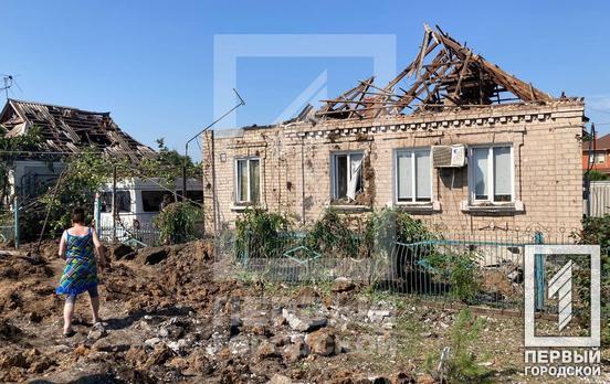 Вирва розміром з мікроавтобус, десяток пошкоджених будинків та перебиті комунікації: наслідки ракетної атаки ворогів по передмістю Кривого Рогу