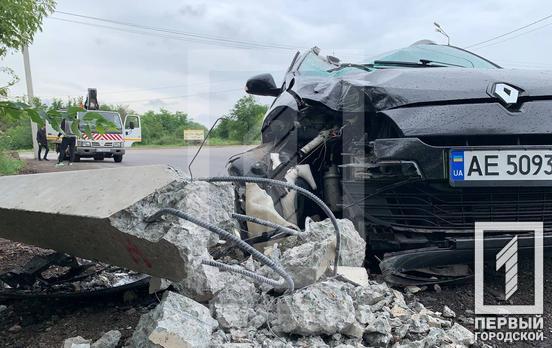 У Кривому Розі легковик врізався у стовп та зніс його