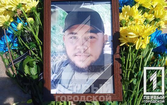 «Йому тепер назавжди 24 роки»: у Кривому Розі провели у вічність хороброго захисника Олександра Вражу