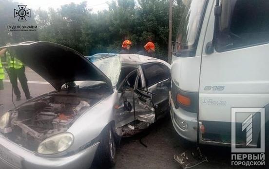 Водія вирізали рятувальники: у Кривому Розі вантажівка зім’яла Daewoo Lanos