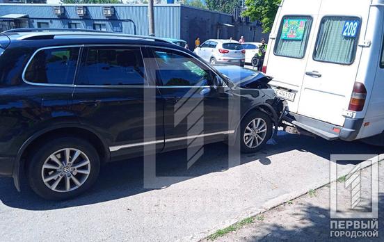 Маршрутка зупинилась, бо було погано дитині: у Кривому Розі Volkswagen в’їхав у пасажирський транспорт