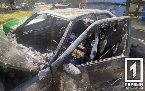 Вогонь з «Peugeot 405» перекинувся на «ЗАЗ 1103 Славута»: у Кривому Розі на стоянці палали 2 легковики, один вигорів майже вщент
