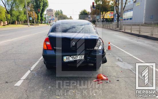 У Кривому Розі через неуважність водія на світлофорі сталася аварія