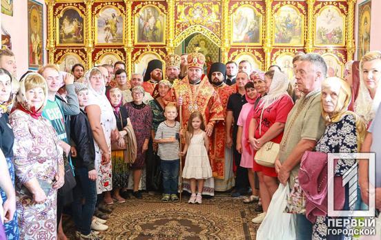 Провели літургію, молилися за перемогу та поставили студента у священослужителі: до Кривого Рогу завітав Високопреосвященнійший Владика Симеон, аби відзначити престольний день