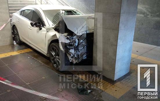 У Центрально-Міському районі Кривого Рогу «валютчик» заїхав у підземку та врізався у стовп