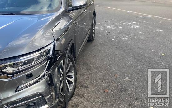 Не змогли вдвох поділити дорогу: у Кривому Розі на вулиці Миколи Світальського зіткнулися Таврія та Renault