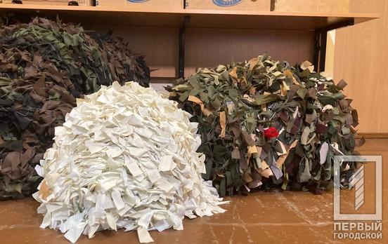 Закривають техніку від ворожих очей та рятують життя військових: криворізькі волонтери створюють вдосконалені та облегшені маскувальні сітки