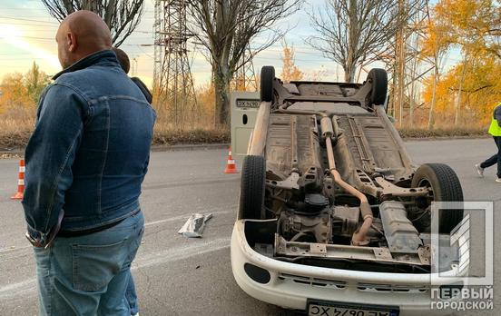 У Кривому Розі на КЦРЗ зіштовхнулися КІА та Daewoo: від удару білий легковик перекинувся на дах