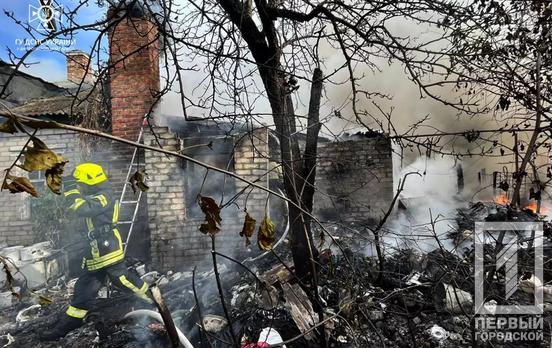 Боролися з вогнем більше двох годин: у Довгинцівському районі Кривого Рогу горів приватний будинок