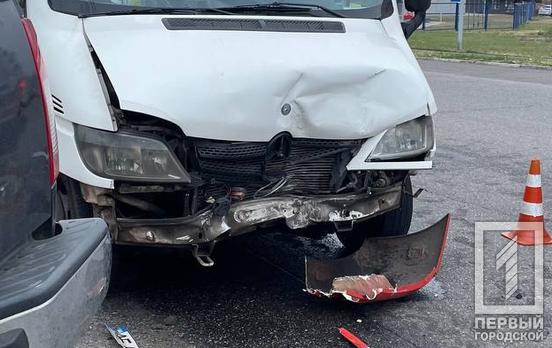 Не впорався з керуванням, вилетів на зустрічну та врізався у легковик та маршрутку: у Кривому Розі на Вечірньому сталося потрійне ДТП