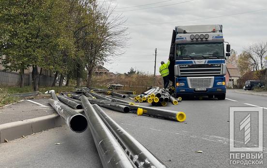 Невдалі наслідки повороту: у Кривому Розі на «Карнаватці» з фури DAF XF вилетіли труби на дорогу