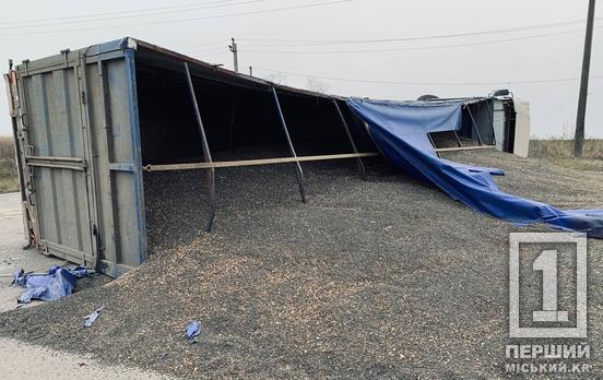 Луснув скат: у Кривому Розі на об’їзній дорозі перекинулася фура