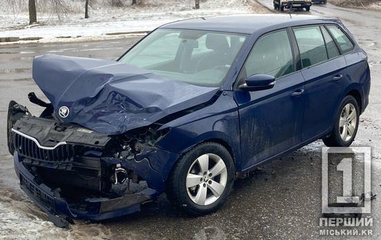 Обом пряма дорога до автомеханіка: у Кривому Розі на перехресті вулиць Бикова і Авраменка сталася ДТП з Skoda Fabia та Renault Master