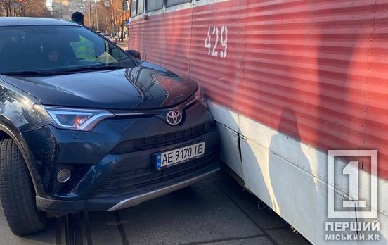 «Притерлися» боками: у Кривому Розі на Свято-Миколаївській сталася ДТП з Toyota та трамваєм