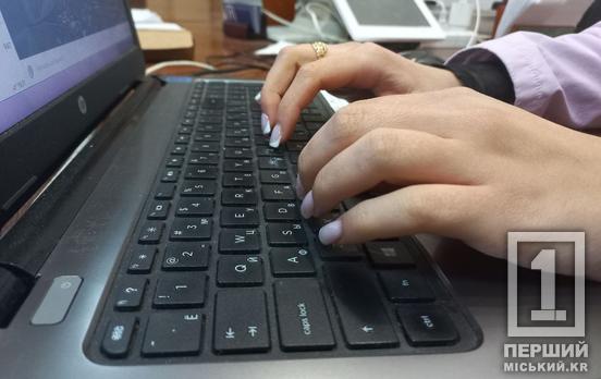 Дитина навчається онлайн: в Україні деяким батькам можуть дозволити працювати дистанційно або на дому