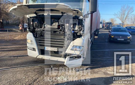 Постраждало лише залізо: у Кривому Розі на Нікопольському шосе сталася ДТП з фурою і трактором